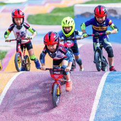 Imagen de niños que portan equipos de protección circulando en bicicleta, en la ciudad de Zhangye, en la provincia de Gansu, en el noroeste de China. Las vacaciones de verano están llegando a su fin y los niños de todo el país han pasado unas vacaciones maravillosas con diversas actividades que van desde innovaciones científicas y tecnológicas hasta deportes al aire libre. | Foto:Xinhua/Yang Xiao