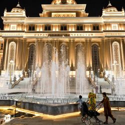 Imagen de una vista nocturna del edificio del Parlamento, en Dusambé, Tayikistán. Dusambé es la capital de Tayikistán, así como el centro económico y cultural del país. | Foto:Xinhua/Li Renzi