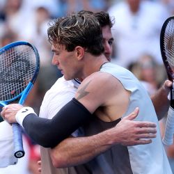 Jack Draper, del Reino Unido, abraza a Federico Agustín Gómez, de Argentina, tras su partido de primera ronda individual masculino en el segundo día del Abierto de Estados Unidos 2025 en el Centro Nacional de Tenis Billie Jean King de la USTA, en el barrio de Flushing, en el distrito de Queens, Nueva York. | Foto:Ishika Samant / GETTY IMAGES NORTH AMERICA / Getty Images vía AFP
