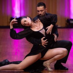 La pareja de concursantes conformada por Emmanouil Chronakis y Konstantina Danai Zouni, participa en la ronda clasificatoria de la categoría "Tango Escenario" durante el Campeonato Mundial de Tango de Buenos Aires, en la Usina del Arte, en la ciudad de Buenos Aires, capital de Argentina. | Foto:Xinhua/Martín Zabala