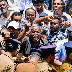 La policía restringe a partidarios del expresidente de Sri Lanka, Ranil Wickremesinghe, encarcelado, durante una protesta antes de su audiencia de fianza en la calle que conduce al juzgado de paz de Colombo Fort, Colombo. | Foto:ISHARA S. KODIKARA / AFP