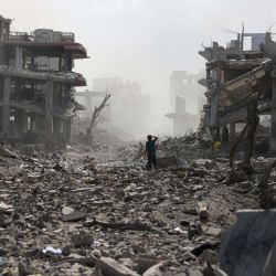 Un joven palestino permanece de pie en una calle sembrada de escombros tras una explosión en el barrio de Saftawi, al oeste de Jabalia, en el norte de la Franja de Gaza, en medio de la guerra en curso entre Israel y el grupo militante palestino Hamás. | Foto:Bashar Taleb / AFP