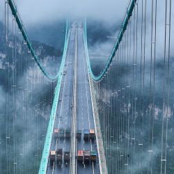 Vista aérea tomada con un dron de una prueba de carga en el Puente del Gran Cañón de Huajiang, en la provincia de Guizhou, en el suroeste de China. | Foto:Xinhua/Yang Wenbin