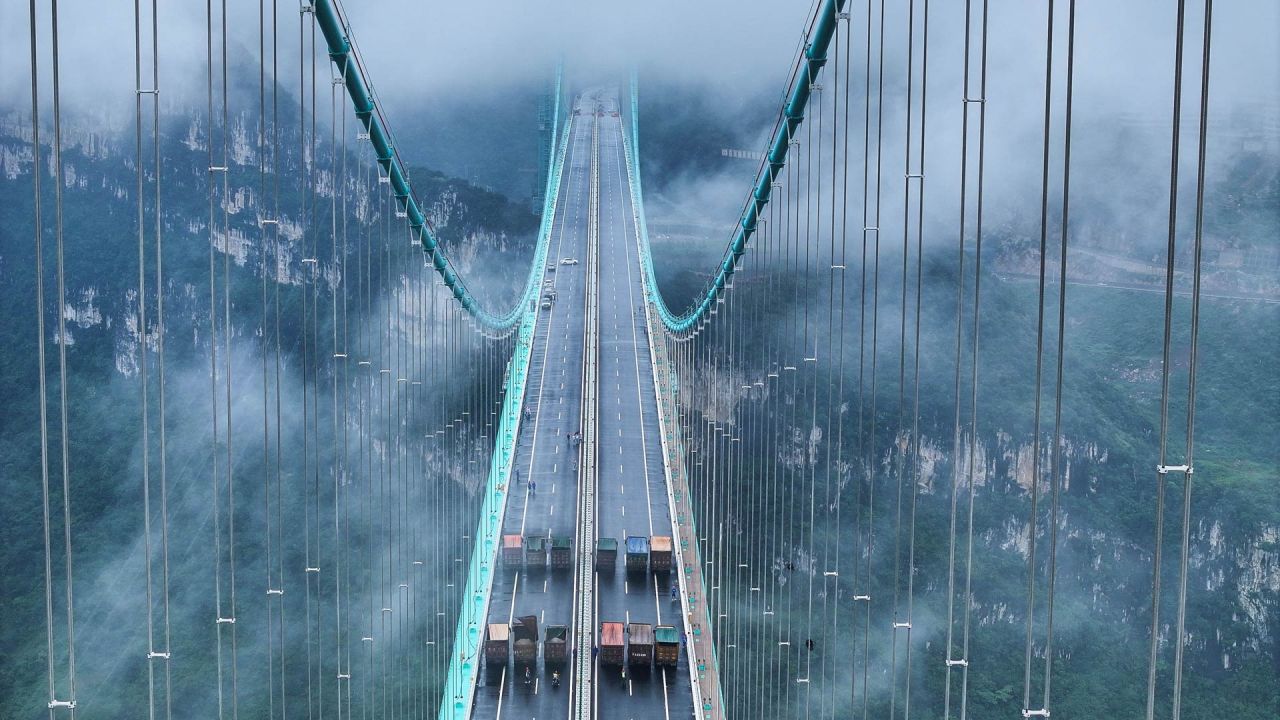 Vista aérea tomada con un dron de una prueba de carga en el Puente del Gran Cañón de Huajiang, en la provincia de Guizhou, en el suroeste de China. | Foto:Xinhua/Yang Wenbin