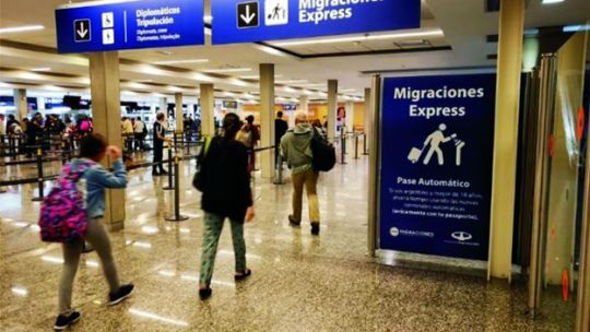 Arrestaron a 3 empleados de Migraciones por adulterar registros para conseguirle la residencia en Argentina a 101 médicos colombianos