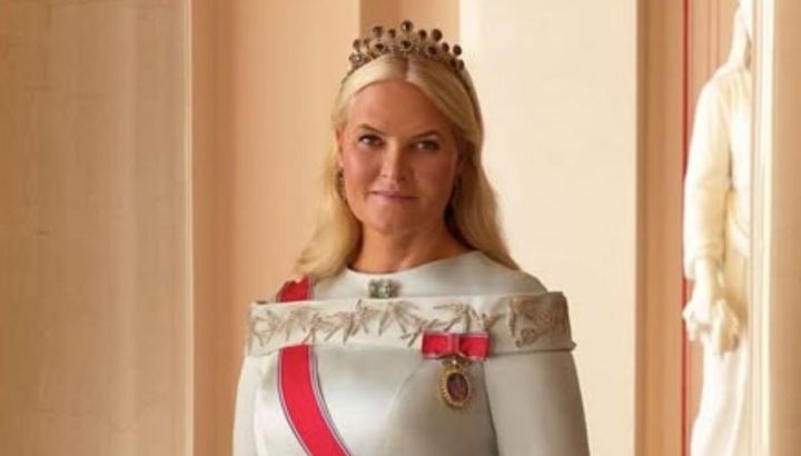 El impactante look arcoíris de Mette-Marit de Noruega para su reaparición tras las 32 acusaciones contra su hijo