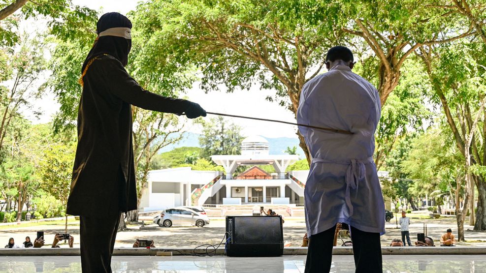 Hombre azotado en Aceh 26082025