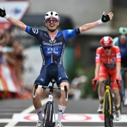 El ciclista francés David Gaudu, del equipo Groupama-FDJ, celebra su victoria en la tercera etapa de la Vuelta a España, una carrera de 134 km entre San Maurizio Canavese y Ceres, en la región italiana de Piamonte. | Foto:MARCO BERTORELLO / AFP