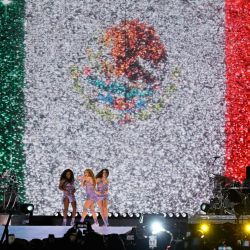 La cantante colombiana Shakira se presenta frente a una pantalla con la bandera mexicana durante su gira mundial "Las Mujeres Ya No Lloran" en el Estadio GNP de la Ciudad de México. | Foto:ALFREDO ESTRELLA / AFP