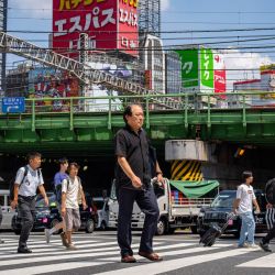 La gente cruza una calle en el barrio de Shinjuku, en Tokio, Japón. | Foto:Yuichi Yamazaki / AFP