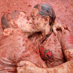 Una pareja se besa en la boca durante la Tomatina en Buñol, al este de España. | Foto:Jose Jordan / AFP
