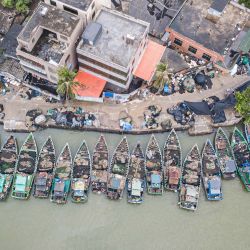 Vista aérea tomada con un dron de buques pesqueros temporalmente retrasados en su salida debido a una depresión tropical, en un puerto, en Haikou, en la provincia de Hainan, en el sur de China. | Foto:Xinhua/Pu Xiaoxu