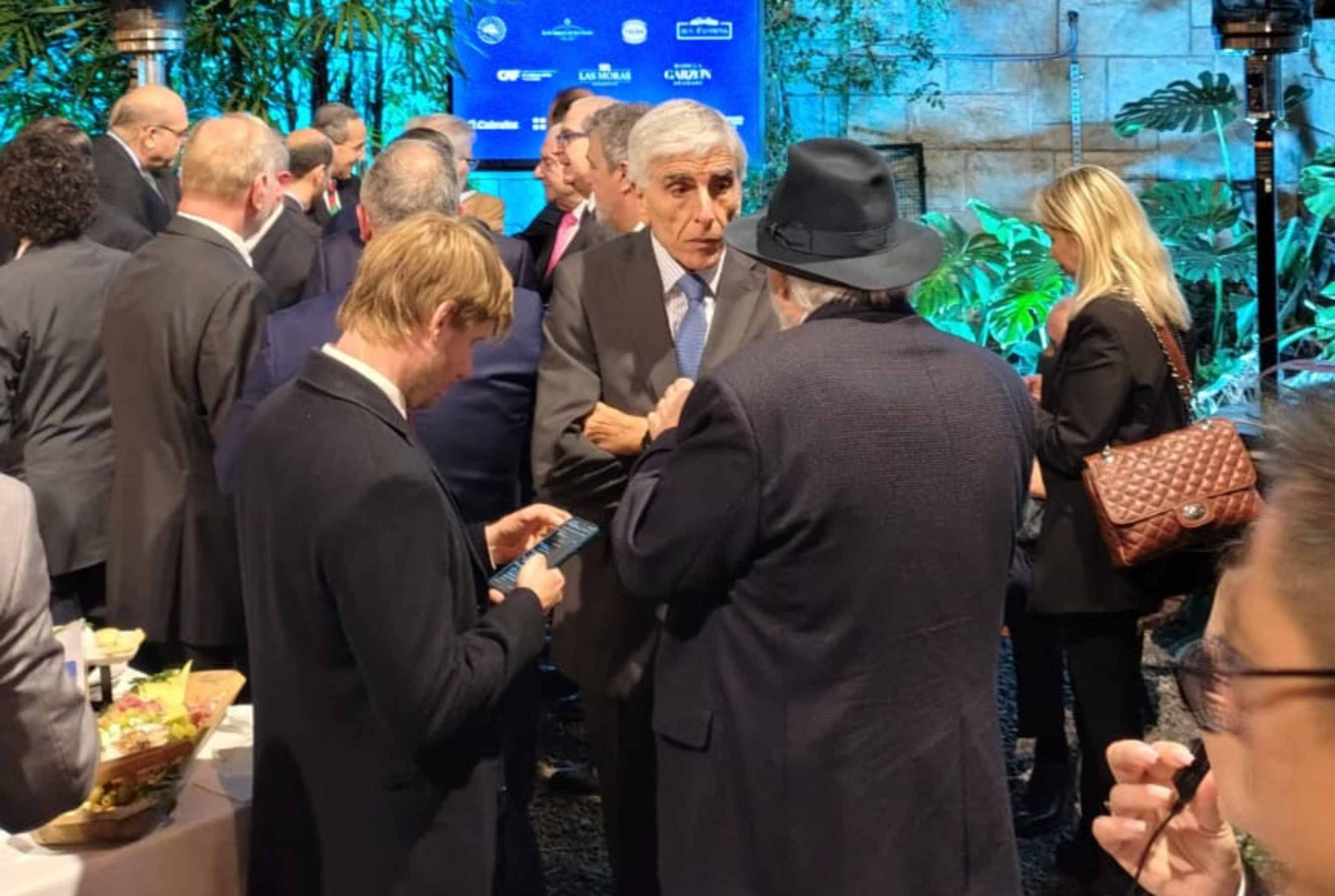 Jorge Rendo, funcionario de Clarín, habla con Darío Werthein (de sombrero).