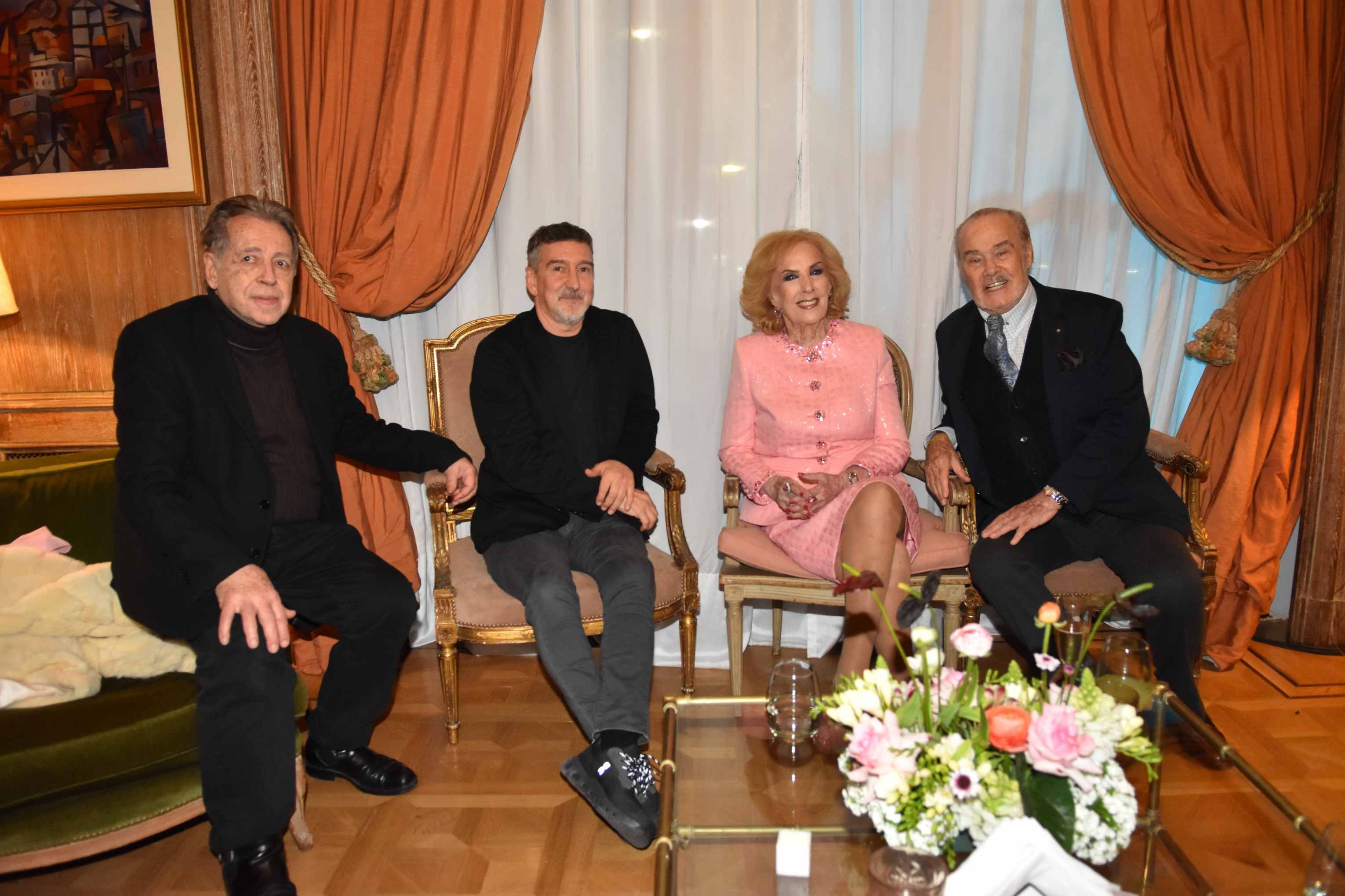 (De izq. a der.) Héctor Vidal Rivas, Julio Bocca, Mirtha Legrand, y Gino Bogani.