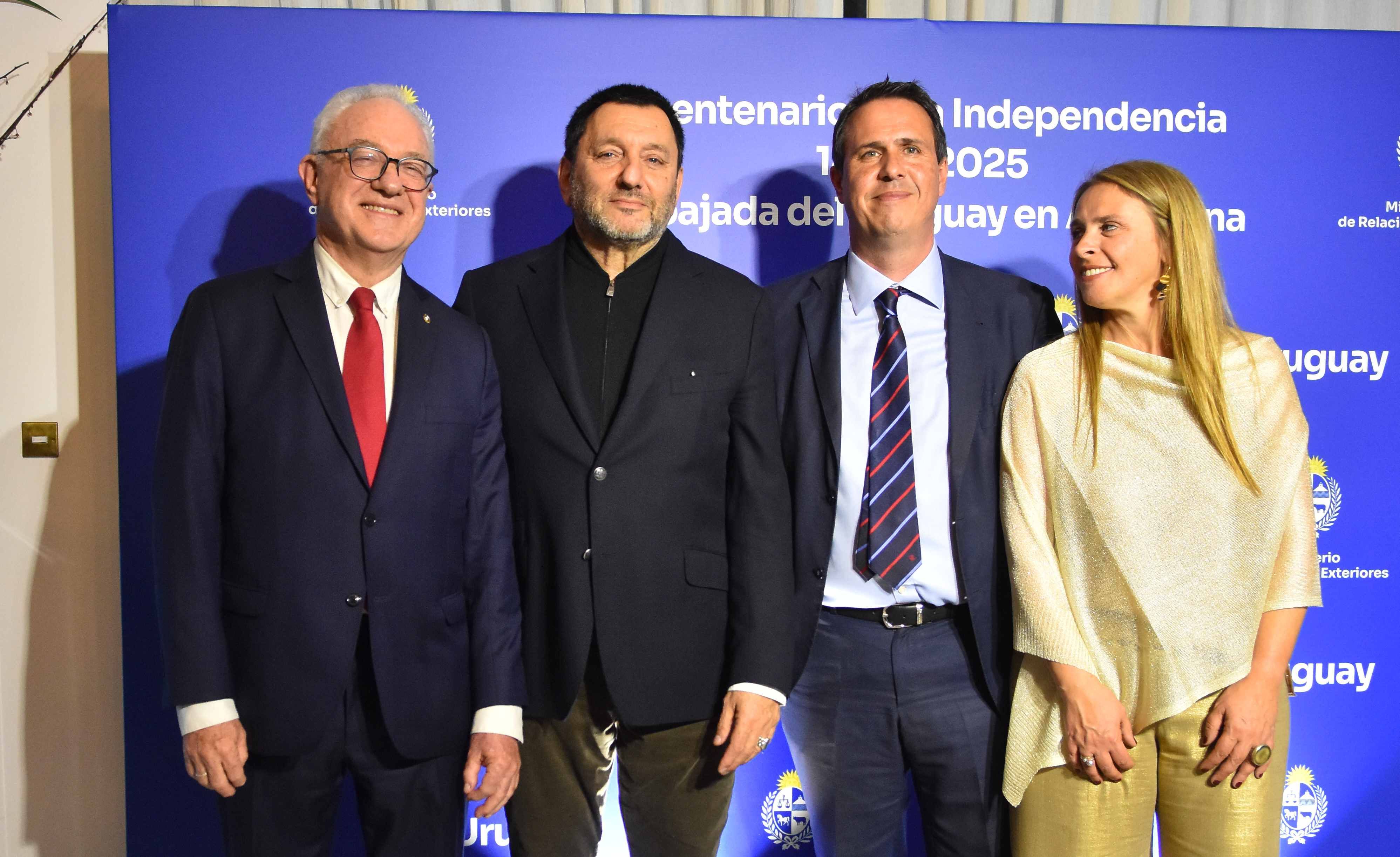 El canciller Mario Lubetkin, Gabriel Hochbaum, el embajador Diego Cánepa y su mujer.