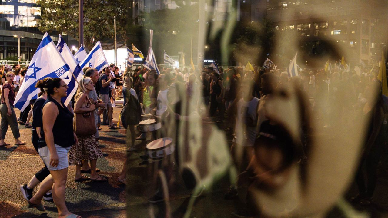 Manifestantes se reunieron con banderas durante una manifestación organizada por las familias de los rehenes israelíes tomados cautivos en la Franja de Gaza desde los ataques de octubre de 2023, exigiendo medidas para asegurar su liberación y un alto el fuego en la guerra contra Hamás. | Foto:JOHN WESSELS / AFP