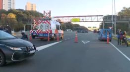 Accidente de tránsito en General Paz: una moto chocó contra la banquina