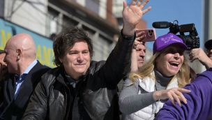 Atacaron con piedras y botellas la caravana de Milei y Espert en Lomas de Zamora