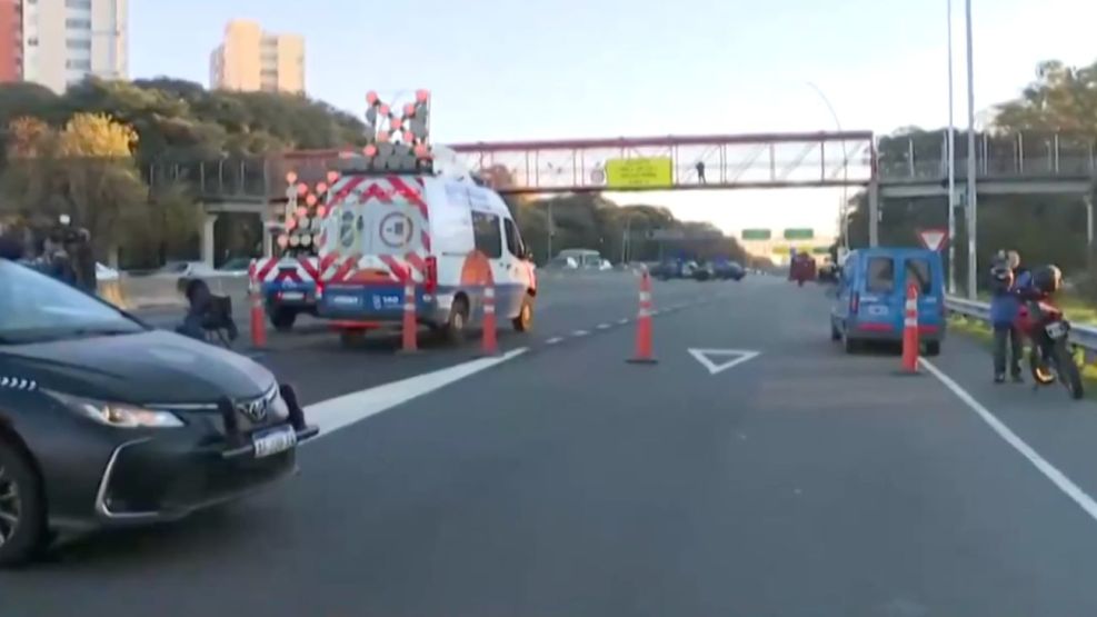 Accidente de tránsito en General Paz: una moto chocó contra la banquina