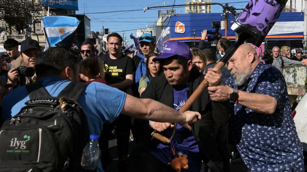 Atacaron con piedras y botellas la caravana de Milei y Espert en Lomas de Zamora
