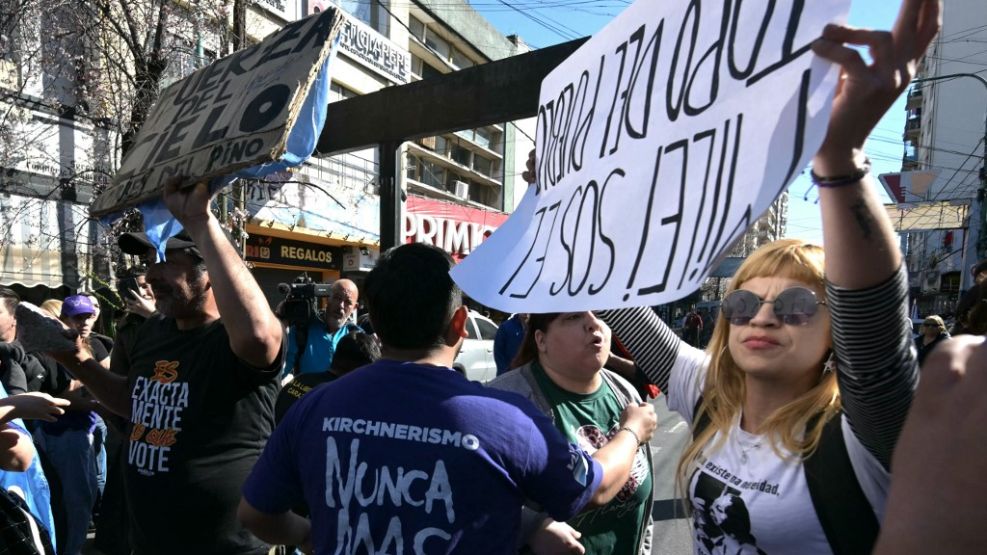 Atacaron con piedras y botellas la caravana de Milei y Espert en Lomas de Zamora