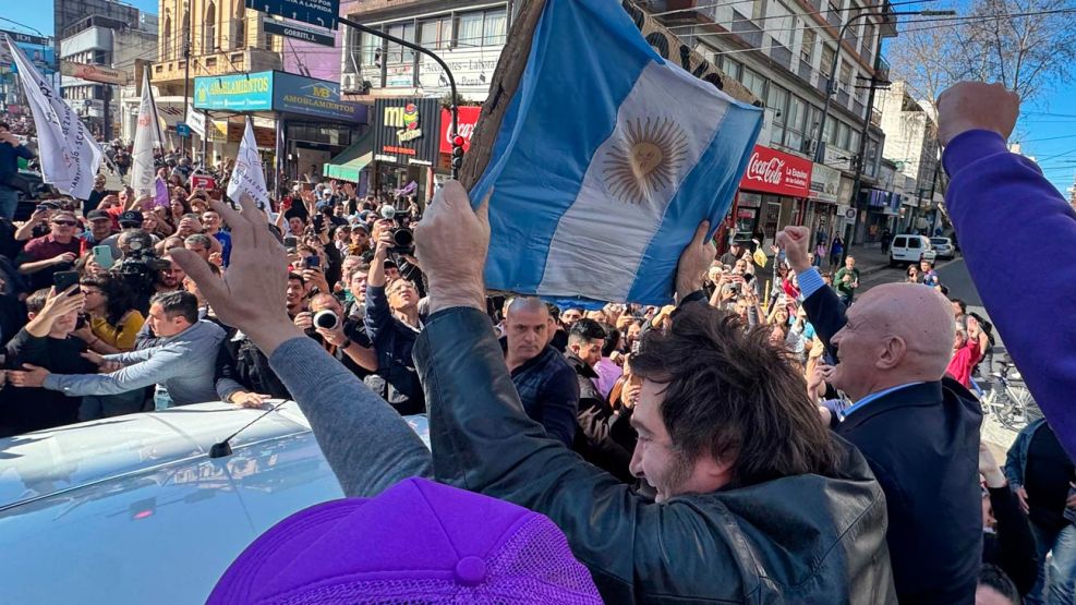 Milei Caravana Lomas 27082025