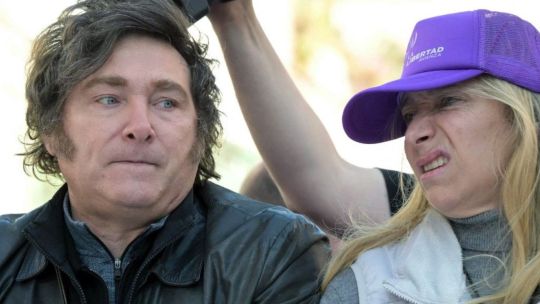 Javier y Karina Milei durante la caravana en Lomas de Zamora que terminó en escándalo