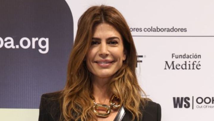La falda de flecos de Juliana Awada para un look con fusión de dos estilos