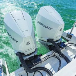 La V33 en planeo posee un buen despeje del agua gracias a su casco para velocidad. 