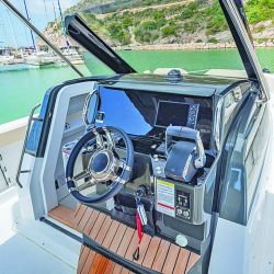 La V33 en planeo posee un buen despeje del agua gracias a su casco para velocidad. 