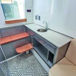 La V33 en planeo posee un buen despeje del agua gracias a su casco para velocidad. 