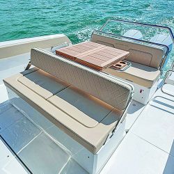 La V33 en planeo posee un buen despeje del agua gracias a su casco para velocidad. 