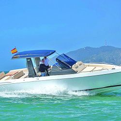 La V33 en planeo posee un buen despeje del agua gracias a su casco para velocidad. 