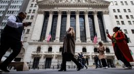 Economists See Slow US Growth, Stubborn Inflation Well Into 2026