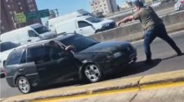 Policía de civil amenazando a otro conductor en la Avenida General Paz