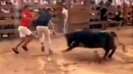 Un reportero fue embestido por una vaquilla mientras transmitía en directo 20250828