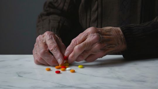 Especialistas advierten sobre el riesgo de que las personas mayores tomen demasiados medicamentos