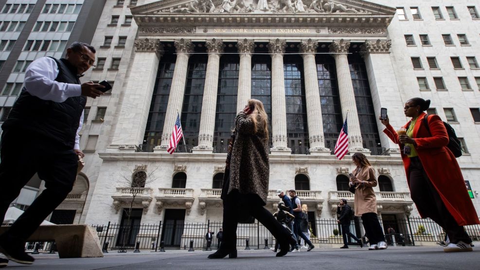 Economists See Slow US Growth, Stubborn Inflation Well Into 2026