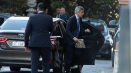 20250830 Luis Caputo ingresando a Casa Rosada