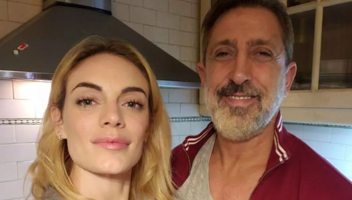 Así es la casa en la que vivían Emilia Attias y el Turco Naim: temática de bar, vitrales de colores y una enorme barra al aire libre