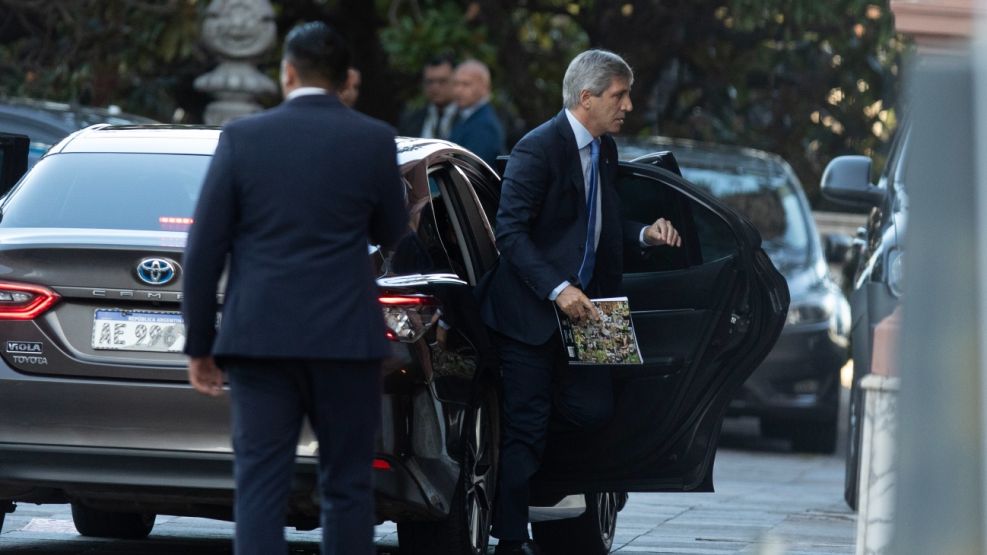 20250830 Luis Caputo ingresando a Casa Rosada