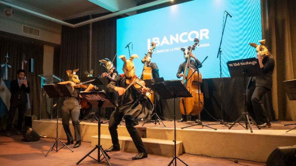 ORQUESTA ENMASCARADA Wild String 