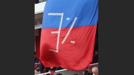 La bandera en las plateas del Ciclón ironizando con el 3% de las presuntas coimas a Karina Milei.