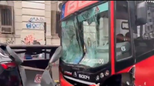 Un colectivo 60 se llevó "la tormenta por delante" en Balvanera: fuerte choque con un VW Gol y 5 heridos