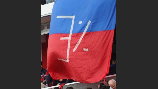 En San Lorenzo también 'jugó' Karina Milei: colgaron una bandera, breve y letal, que decía 3%