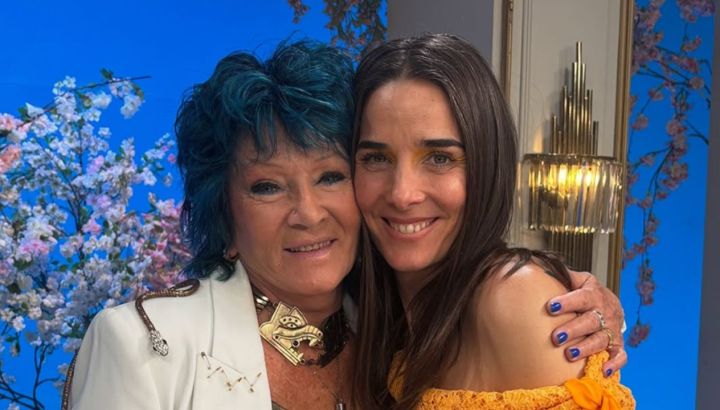 Quién es Silvia Freire, la invitada de Juana Viale que lleva las cenizas del amor de su vida en su cuello