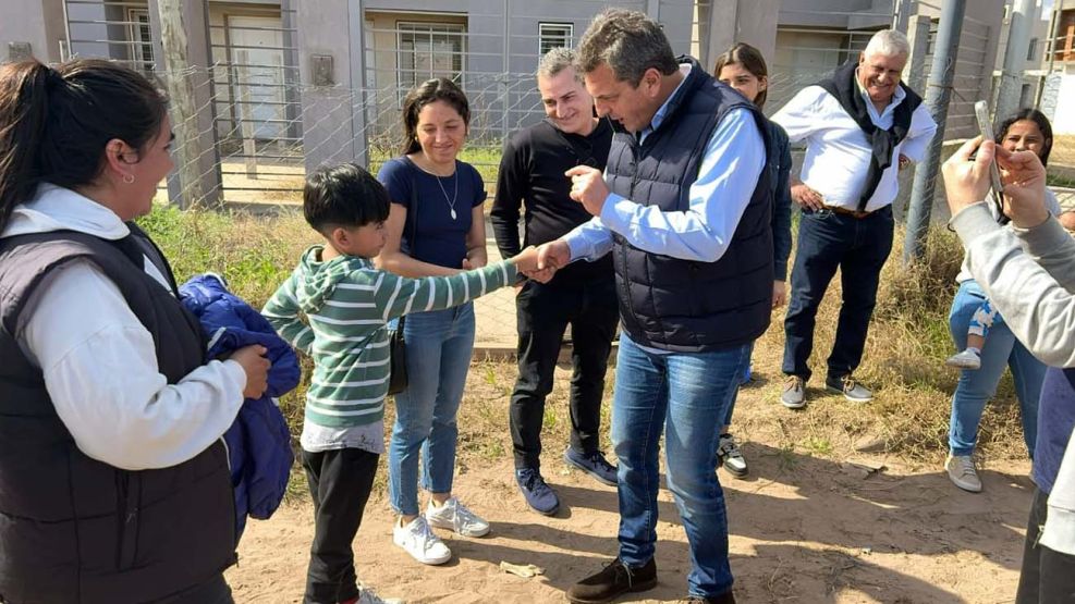 Massa reapareció en distintas localidades, haciendo campaña por Fuerza Patria.