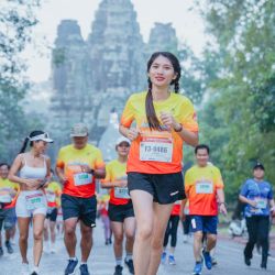 Corredores compiten en la 10 edición del Maratón del Imperio de Angkor, en la provincia de Siem Reap, Camboya. | Foto:Xinhua/Sao Khuth