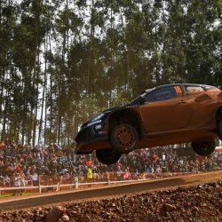 El piloto japonés Takamoto Katsuta y su copiloto irlandés Aaron Johnston compiten en su Toyota GR Yaris Rally1 durante la etapa de Trinidad del Rally Paraguay, décima etapa del Campeonato Mundial de Rally de la FIA (WRC), en Trinidad, cerca de Encarnación, Paraguay. | Foto:LUIS ROBAYO / AFP