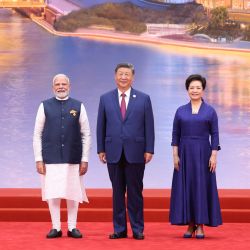 El presidente chino, Xi Jinping y su esposa, Peng Liyuan, posan para una fotografía grupal con el primer ministro indio, Narendra Modi, en el Centro de Convenciones y Exposiciones de Meijiang, en Tianjin, en el norte de China. | Foto:Xinhua/Ding Haitao